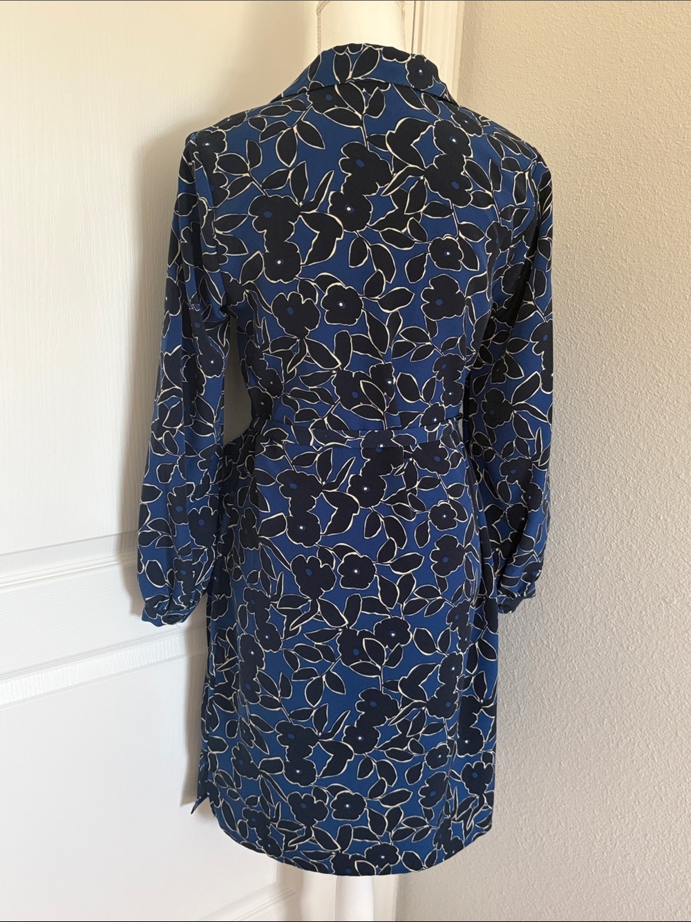Banana Republic Floral Tie-Waist V-Neck Dress in Navy Blue - Picture 2 of 3